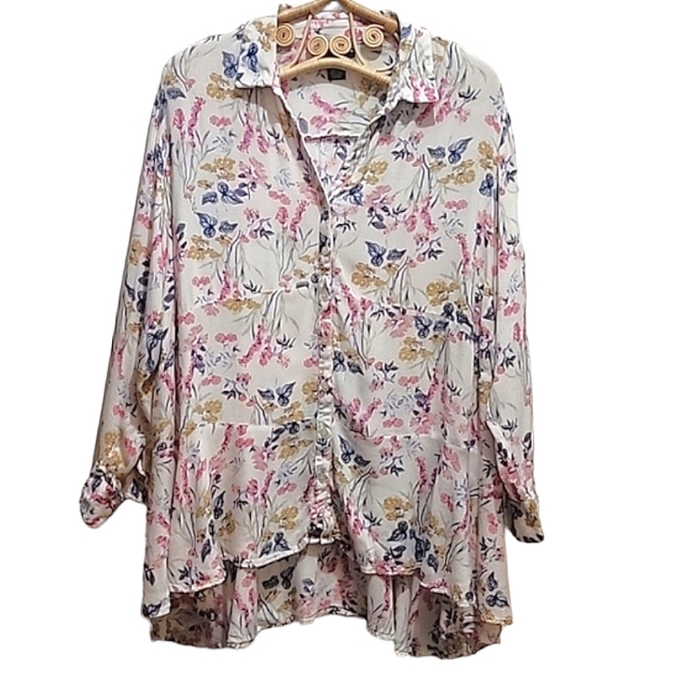 ⭐️Chelsea & Theodore floral top size 2X